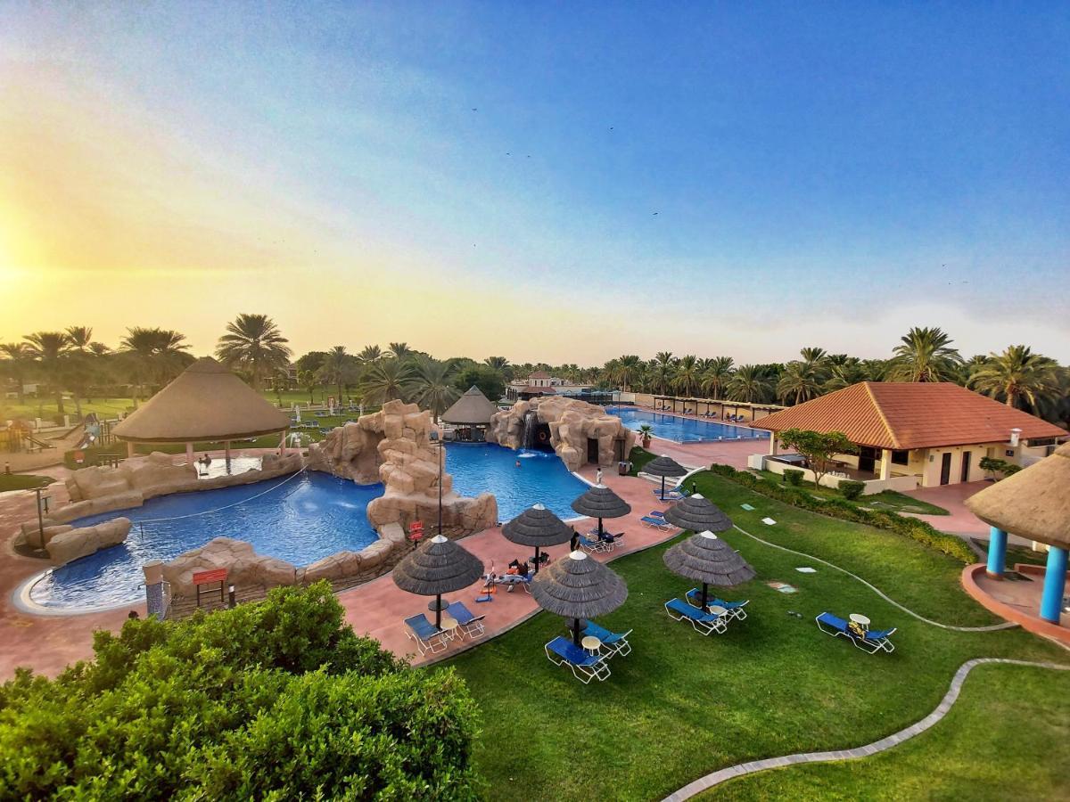 Danat Al Ain Resort Zewnętrze zdjęcie The resort's pool area