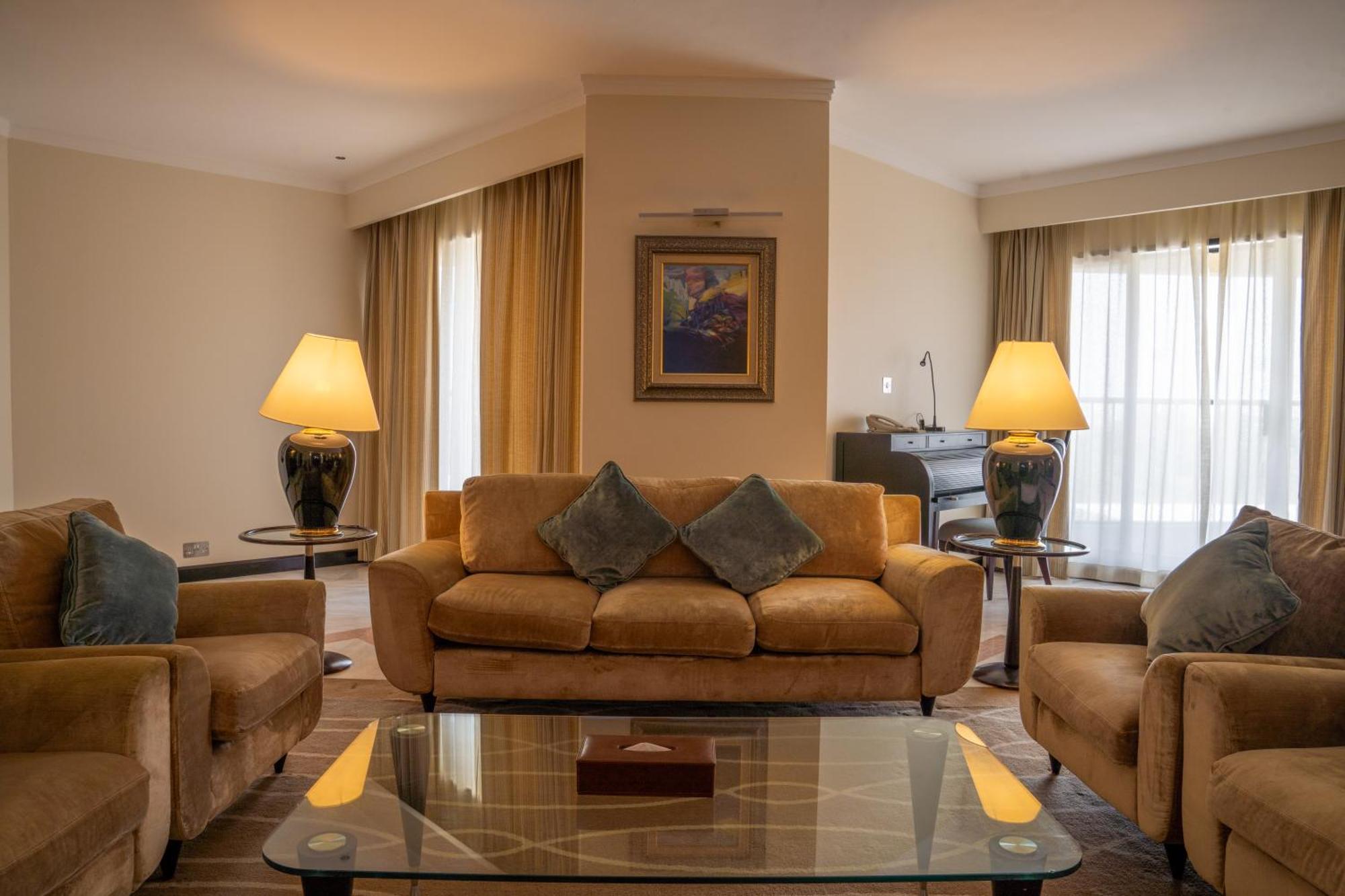Danat Al Ain Resort Zewnętrze zdjęcie A living room in a suite at the hotel