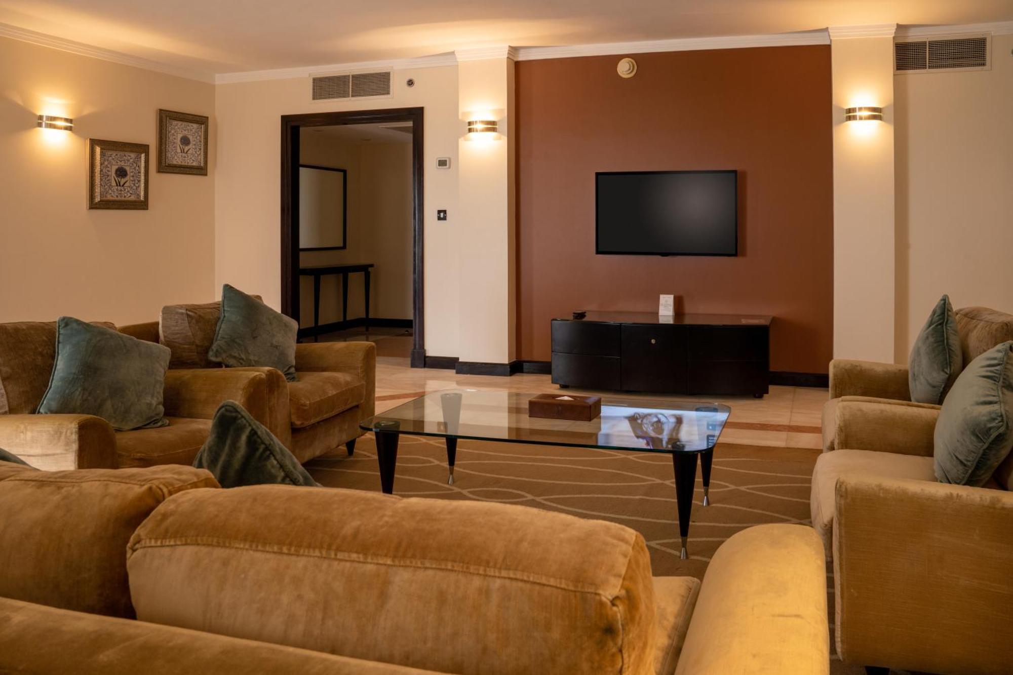 Danat Al Ain Resort Zewnętrze zdjęcie A living room in a suite at the Taj Mahal Palace, Mumbai