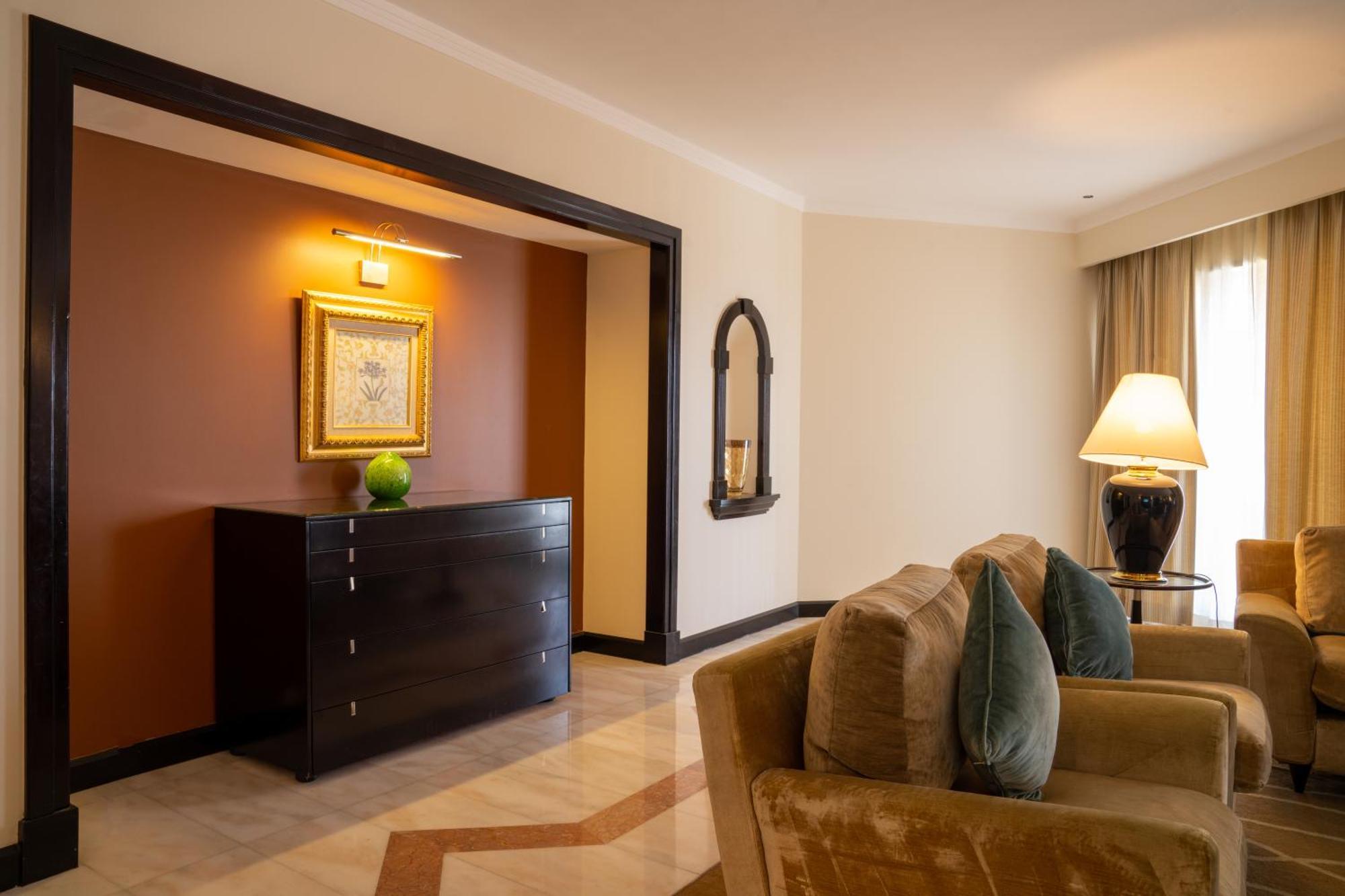 Danat Al Ain Resort Zewnętrze zdjęcie A suite at the Taj Mahal Palace, Mumbai