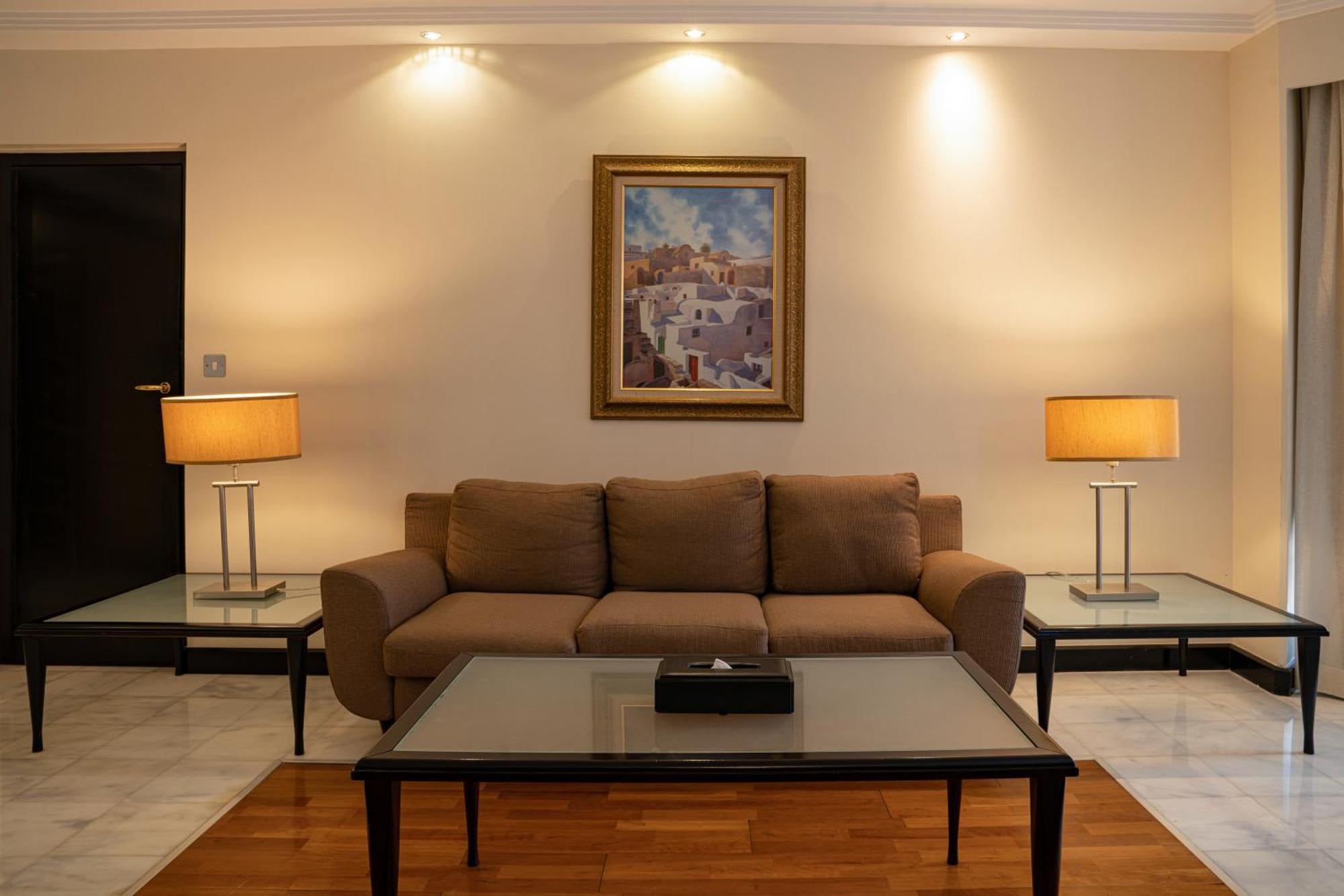 Danat Al Ain Resort Zewnętrze zdjęcie A living room with a sofa