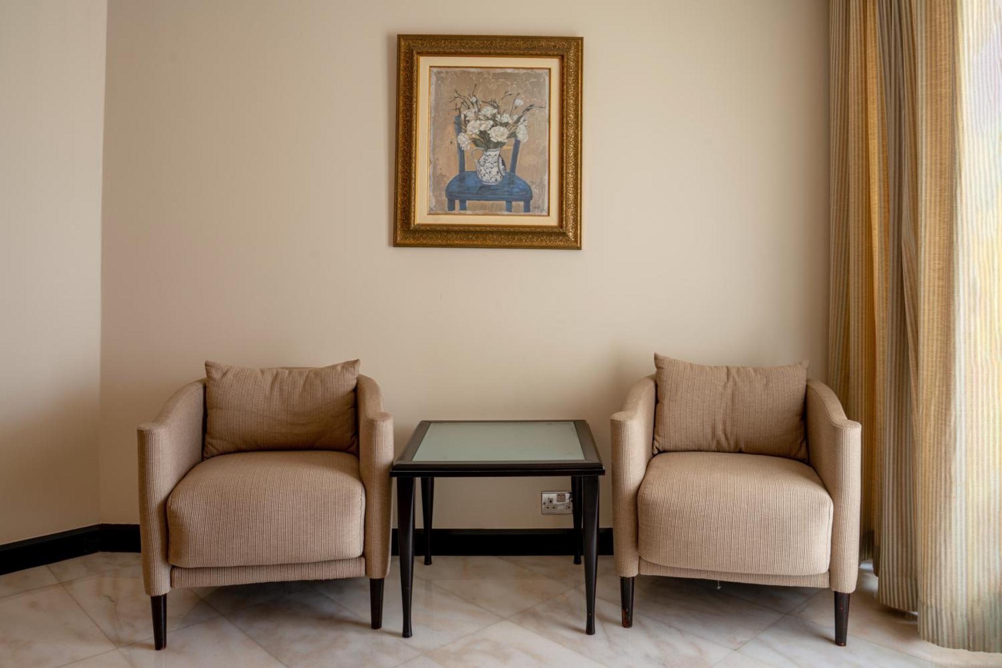 Danat Al Ain Resort Zewnętrze zdjęcie Two club chairs