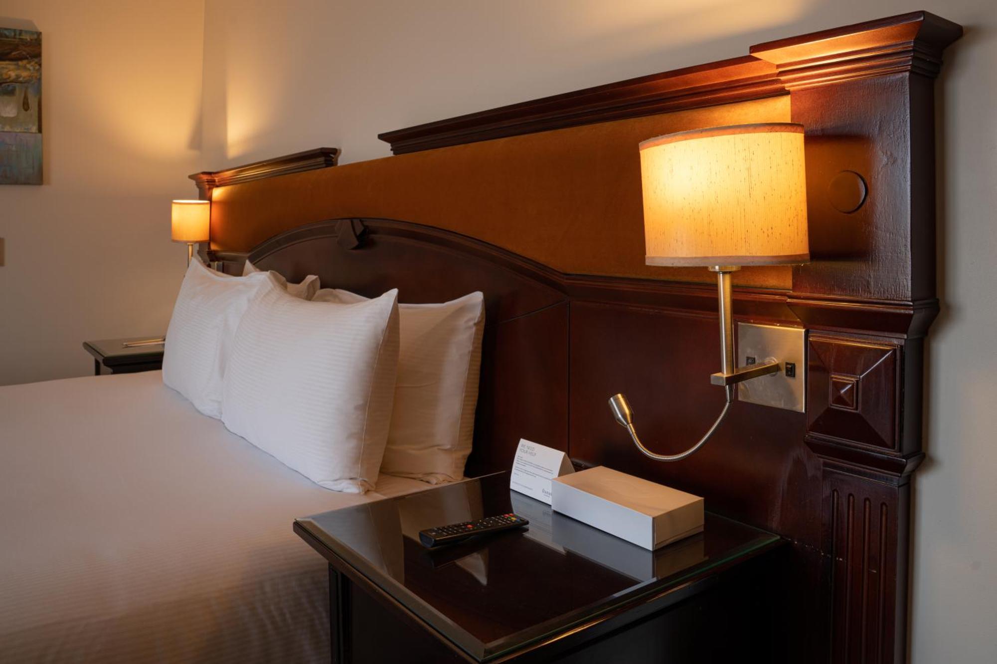 Danat Al Ain Resort Zewnętrze zdjęcie A bedside table