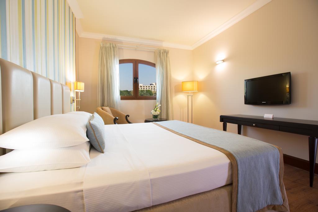 Danat Al Ain Resort Zewnętrze zdjęcie A room at the hotel