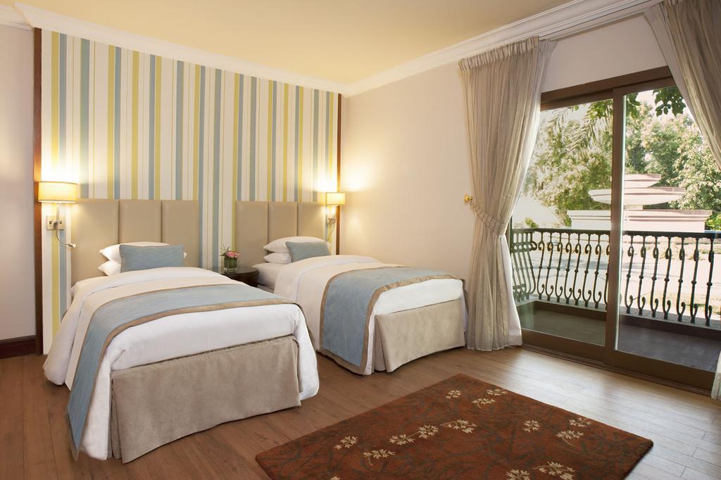 Danat Al Ain Resort Zewnętrze zdjęcie A room at the hotel