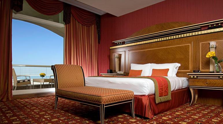 Danat Al Ain Resort Zewnętrze zdjęcie A bedroom at the Jumeirah Beach Hotel